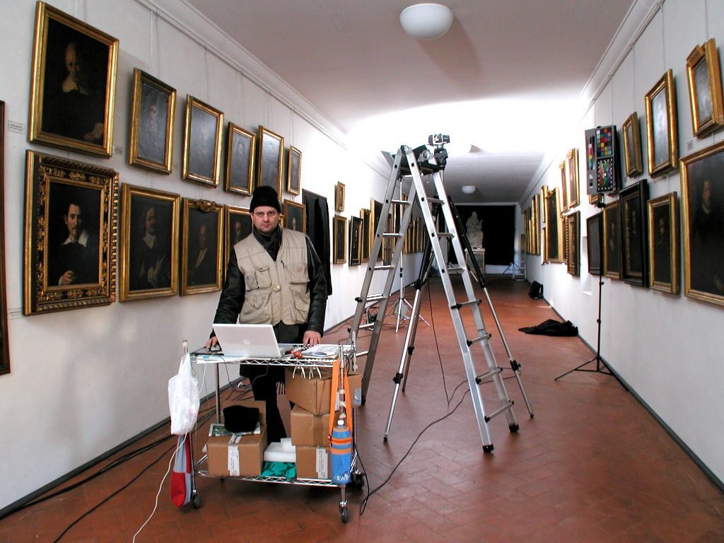 Stefano Palai al lavoro nel Corridoio Vasariano durante la ripresa dei ritratti