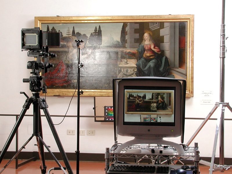 Ripresa con dorso digitale dell'Annunciazione di Leonardo da Vinci agli Uffizi con controllo a monitor