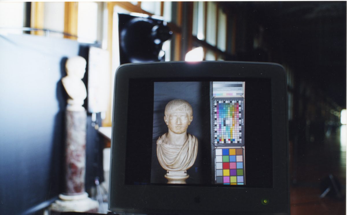 Controllo a monitor della ripresa di un busto con tabella colore durante la digitalizzazione degli Uffizi