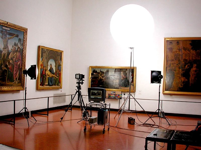 Set fotografico in una sala degli Uffizi con luci certificate e pallone luminoso per illuminare i dipinti