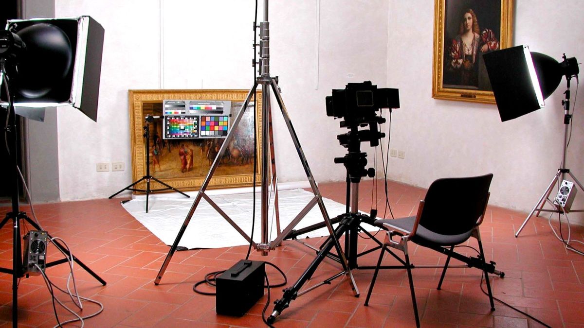 Set con banco ottico, dorso digitale e luci certificate per fotografare un dipinto agli Uffizi